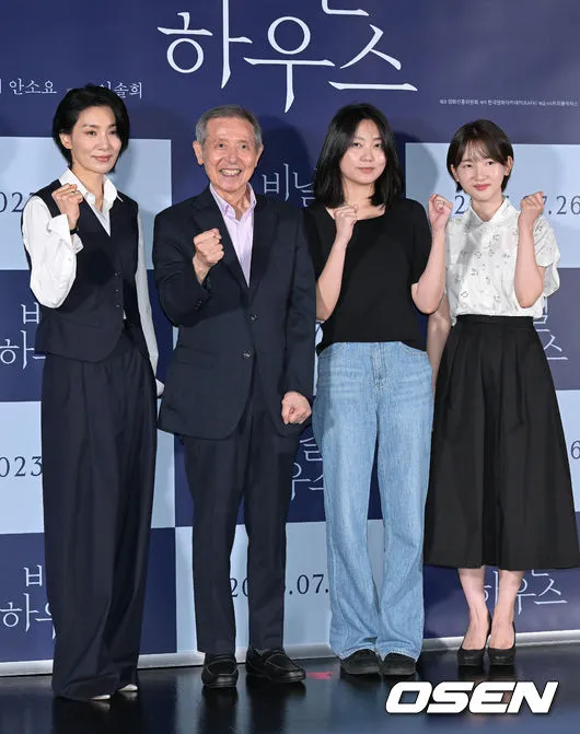 [OSEN=Reporter Cho Eun-jung] Dans l'après-midi du 11, une avant-première de distribution médiatique pour le film 'Vinyl House' a eu lieu à l'entrée de l'Université Konkuk du Lotte Cinema à Gwangjin-gu, Séoul.  Les acteurs Kim Seo-hyung et Yang Jae-seong, le réalisateur Lee Sol-hee et l'acteur Ahn So-yo posent.  2023.07.11 /cej@osen.co.kr