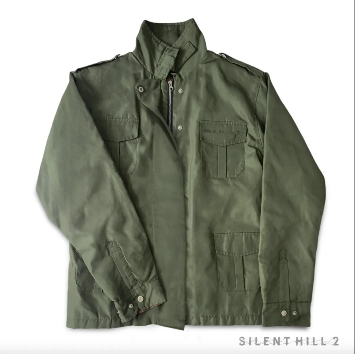 Chaqueta de James de Silent Hill 2 en color verde oliva